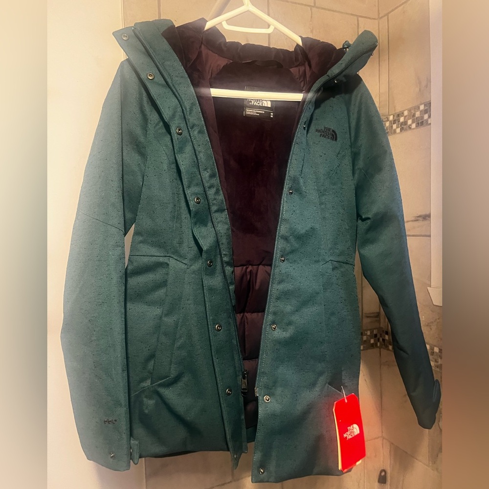 North Face women’s winter ski coat. Tags still on.